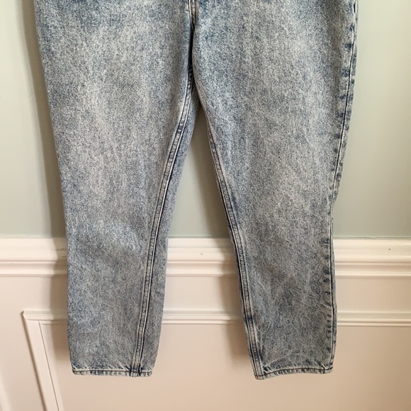 Abercrombie & Fitch High Rise Mom Jeans Acid Wash - Picture 3 of 9
